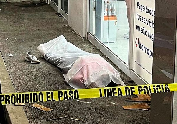 ¡CAE MUERTA AL SALIR DEL CONSULTORIO MÉDICO! - *La doctora le dijo que mejor se fuera a un hospital porque traía muy elevada la presión