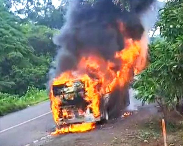 ¡SE QUEMÓ EL AUTOBÚS EN LA CARRETERA! - PASAJEROS ILESOS CON EL PURO SUSTO *A la altura de Los Mangos del municipio de Hueyapan