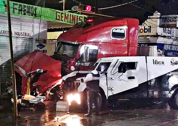 ¡ENCONTRONAZO ENTRE TRÁILER Y CAMIÓN BLINDADO! - CÓRDOBA