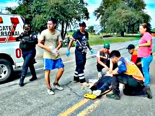 ¡“JINETE DE ACERO” SALE VOLANDO AL IMPACTARSE CONTRA UN TAXI! - CARDEL