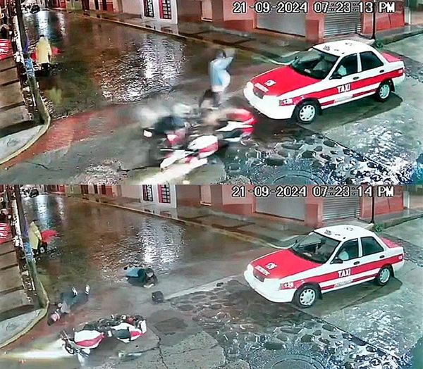 ¡CHOCAN PAREJA DE MOTOCICLISTAS CONTRA TAXI EN COSCOMATEPEC!