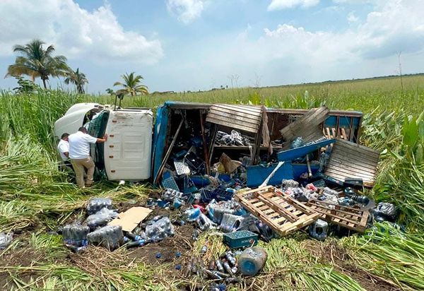 ¡CAMIÓN DE LA PEPSI VOLCÓ EN UN PANTANO!