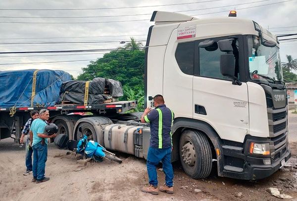 ¡CASI MUERE ARROLLADA POR UN TRÁILER!