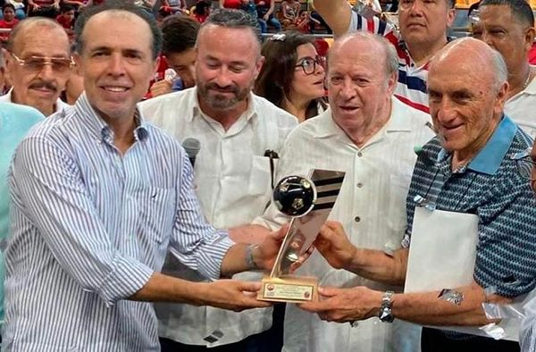 ¡ALISTAN CEREMONIA EN LA LIGA “PIRATA FUENTE”ESTE SÁBADO! - *Llevará el nombre del ex Tiburón Rojo Carlos Barra Díaz