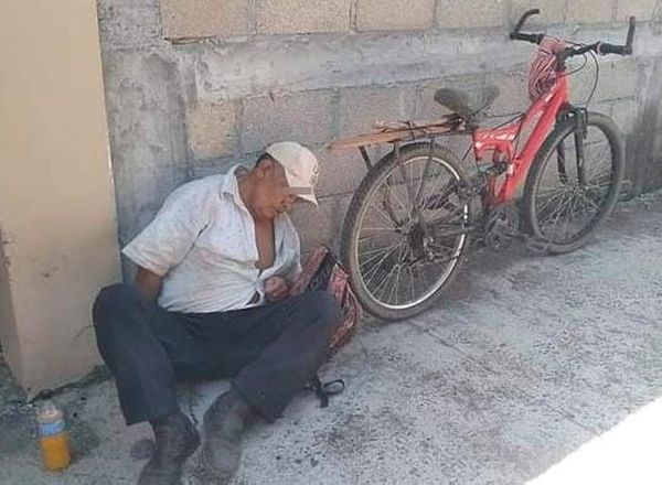 ¡MURIÓ SENTADO EN LA BANQUETA!