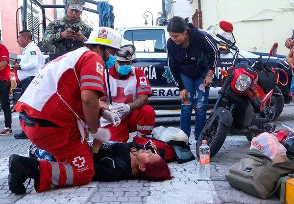 ¡TRANCAZO DEJA HERIDA A MUJER MOTOCICLISTA!