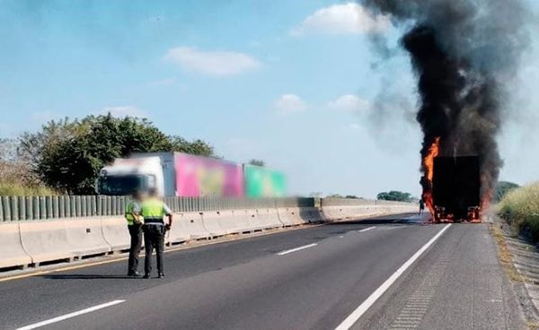 ¡SE INCENDIA TRACTOCAMIÓN EN LA AUTOPISTA!