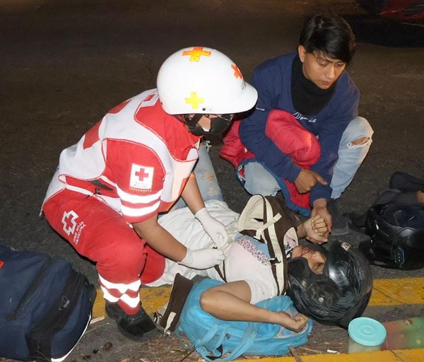 ¡SE REVIENTA LLANTA Y FAMILIA CAYÓ DE LA MOTOCICLETA!