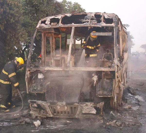 ¡SE QUEMÓ AUTOBÚS REPLETO DE PASAJEROS!