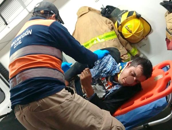 ¡MOTOCICLISTA SIGUE GRAVE EMBESTIDO POR UNA CAMIONETA!