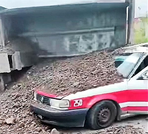 ¡LES CAYÓ UNA TONELADA DE GRAVILLA!