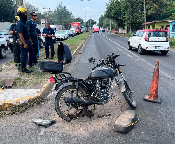 ¡MOTOCICLISTA SE ESTRELLA CONTRA CAMIÓN DE BOMBEROS!