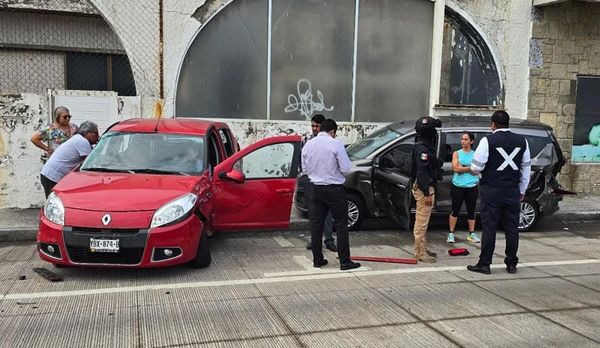 ¡AUTOBÚS DE TURISMO EMBISTIÓ DOS VEHÍCULOS EN EL BOULEVAR!