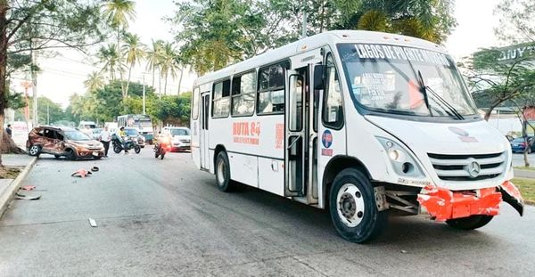 ¡CONDUCTORA DA VUELTA EN “U” Y LA IMPACTÓ AUTOBÚS DE PASAJE!