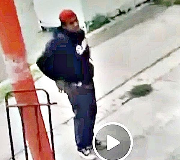 ¡GRABAN A MALANDRO LLEVÁNDOSE CASCO DE UNA MOTO!