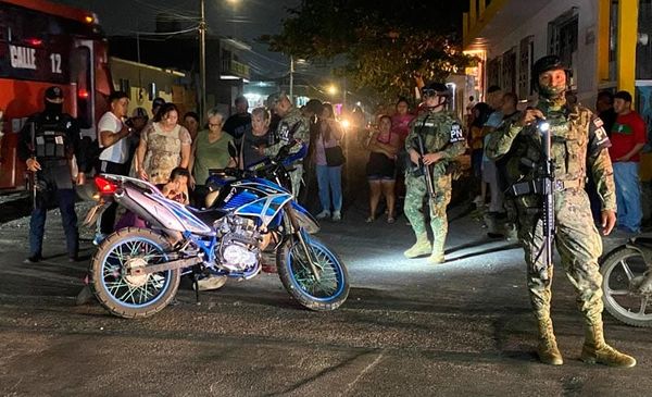 ¡CAMIONETA DE REDILAS ARROLLÓ A PAREJA DE MOTOCICLISTAS!