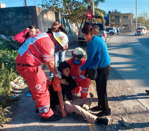 ¡JOVEN MOTOCICLISTA SE IMPACTA CONTRA AUTO EN LOMAS DEL VERGEL!