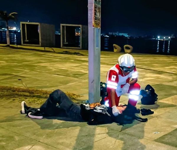 ¡PAREJA DE MOTOCICLISTAS DERRAPAN EN EL BULEVAR!