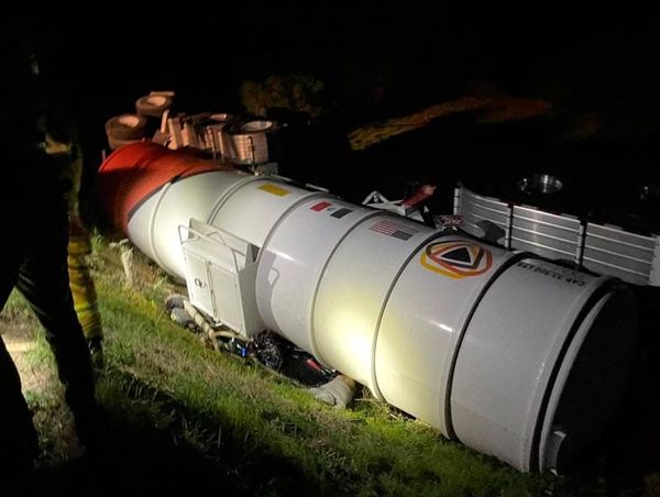 ¡DOS MOTOCICLISTAS MUEREN APLASTADOS POR PIPA VOLCADA!