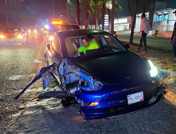 ¡SE LA “PARTE” CARRO DE ELON MUSK!