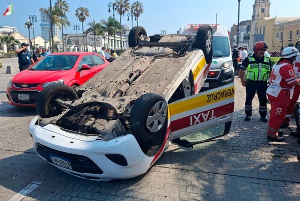 ¡TAXI SE IMPACTÓ CON BOLARDO Y VOLCÓ EN EL PUENTE MORELOS!