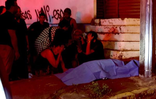 ¡CHOCA CON TAXI Y MUJER MOTOCICLISTA PIERDE LA VIDA!