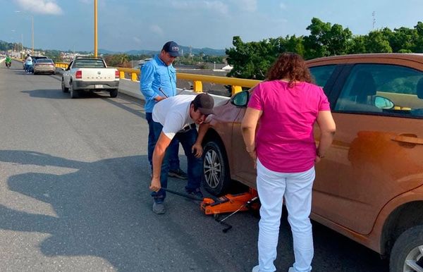 ¡ARROJAN PONCHALLANTAS EN CALLES DE POZA RICA!