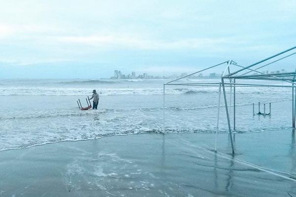 ¡SE SALIÓ EL MAR! - MEGA-MAREJADA *Mobiliario de las palapas de Villa del Mar fue arrastrado por las olas