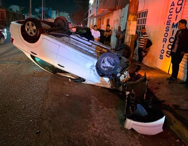 ¡AUTOMOVILISTA CHOCA Y SE VOLTEA EN EL MORRO!