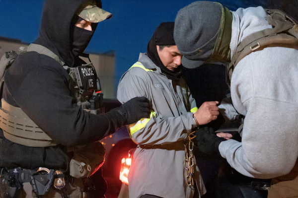 ¡LLAMAN A ICE PARA QUE DETENGAN A MIGRANTES EN WALMART!