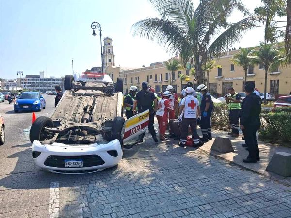 ¡VUELCA TAXI CON PASAJE! - QUE NO VIO EL BOLARDO A UN COSTADO DEL PUENTE MORELOS *NO ES EL PRIMERO