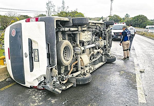 ¡ACABA LA CAMIONETA CONTRA EL BARANDAL DEL PUENTE!