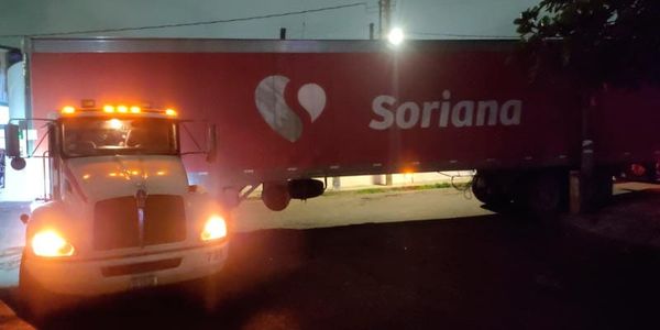 ¡TRÁILER DE SORIANA CHOCA CONTRA POSTE!