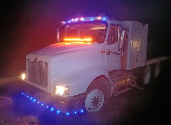 ¡TRÁILER VOLCÓ EN LA AUTOPISTA POR ESQUIVAR A AUTOMOVILÍSTA!