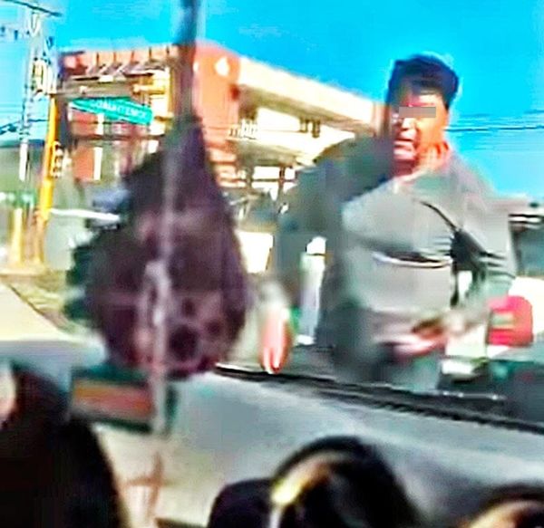 ¡VIOLENTO ‘MONTA-CHOQUES’ ROMPIÓ EL PARABRISAS A UNA AUTOMOVILÍSTA!