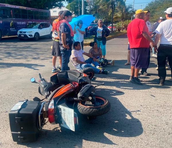 ¡CAMIONETA IMPACTA A PAREJA QUE VIAJABA EN MOTO EN MIGUEL ÁNGEL DE QUEVEDO!