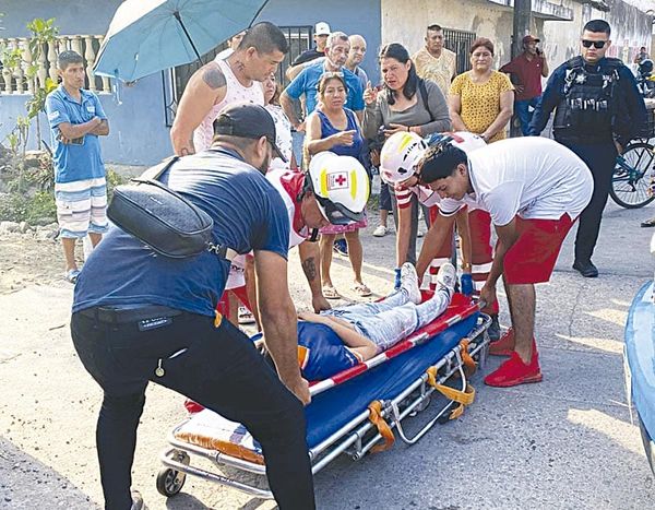 ¡DERRAPA Y SE ESTRELLA CONTRA UNA CAMIONETA!