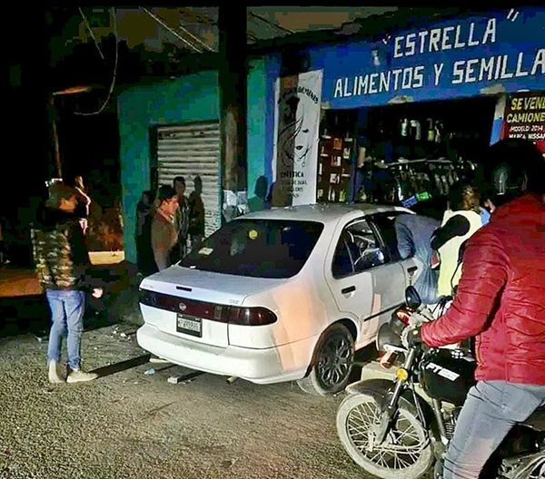 ¡ESTACIONA EL AUTO DENTRO DE LA TIENDA DE ABARROTES!