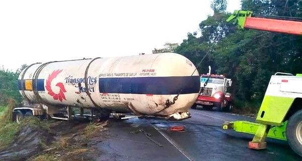 ¡VOLCÓ PIPA CON 40 MIL LITROS DE GAS!