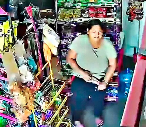 ¡FARDERA SALE EN VIDEO ROBANDO EN TIENDA DE ABARROTES!