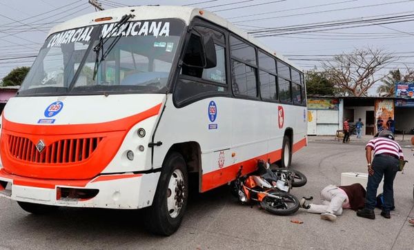 ¡MOTOCICLISTA CASI MUERE APLASTADO!