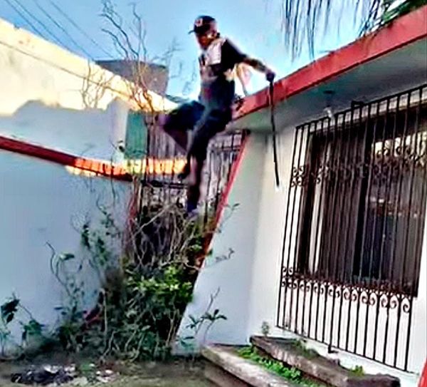 ¡SORPRENDEN A ‘JAULERO’ Y ESCAPA DESPUÉS DE SAQUEAR RESIDENCIA!