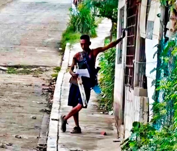 ¡CON UN MACHETE QUIERE HACER “PICADILLO” A SUS VECINOS!