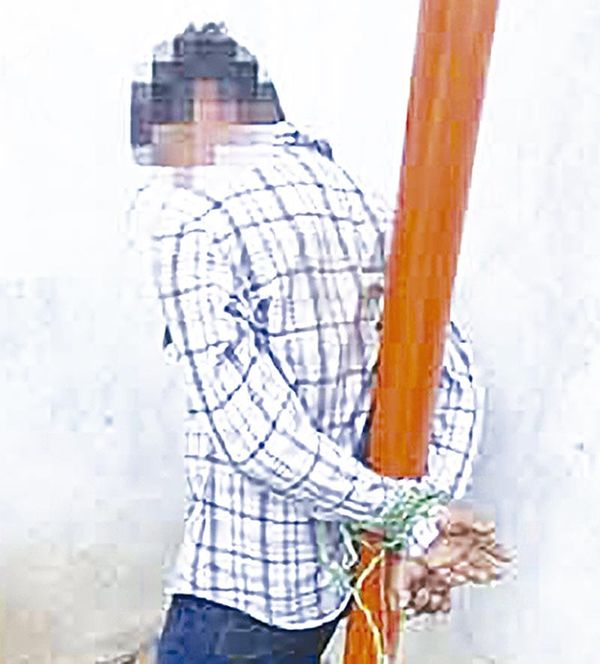 ¡LO AMARRAN DE UN POSTE POR TOMARLE FOTOS A ESTUDIANTES DE TELESECUNDARIA!