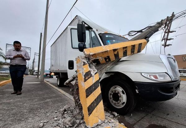 ¡NORTAZO DERRIBA POSTE DE CFE Y CAE ENCIMA DE CAMIÓN!