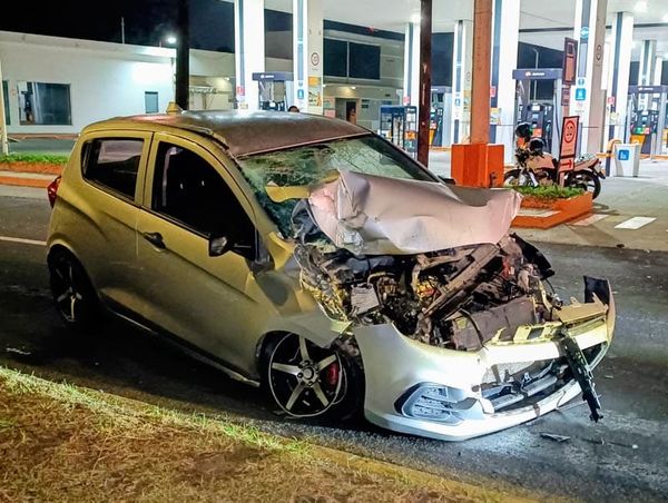 ¡SE IMPACTA CONTRA TRACTOCAMIÓN Y LE REVIENTAN EL “CHIPO”!