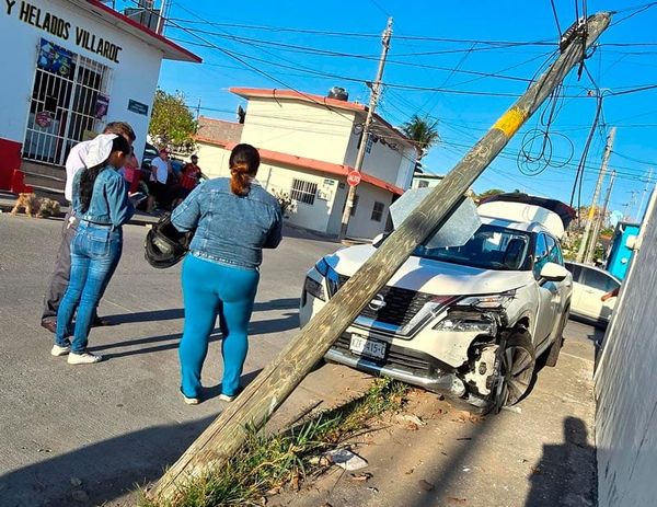 ¡SE LES ATRAVIESA TAXI ROSA Y SE IMPACTAN CONTRA POSTE!