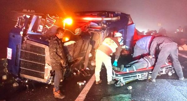 ¡VOLCÓ TRÁILER CARGADO CON CHILES ENLATADOS! - CARRETERA XALAPA-PEROTE