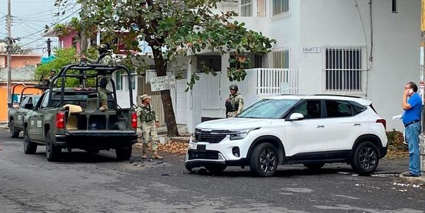 ¡CAMIONETA SE DA DE CACHETITO CONTRA PATRULLA DE LA DEFENSA!