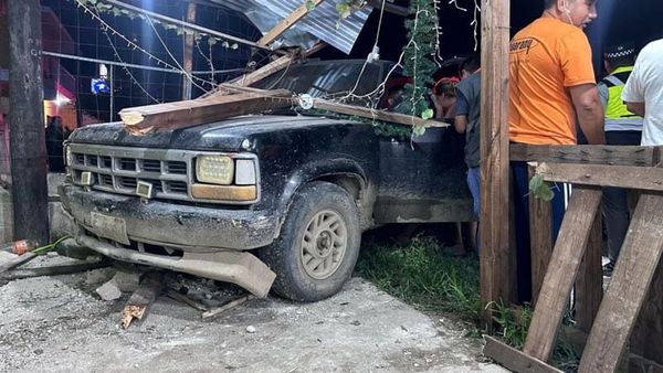 ¡CAMIONETÓN DESTROZA TAQUERÍA Y EMBISTE A FAMILIA CUANDO CENABA!